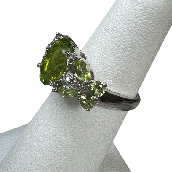 Beautiful chartreuse green peridot ring 💚 - Picture 4 of 16